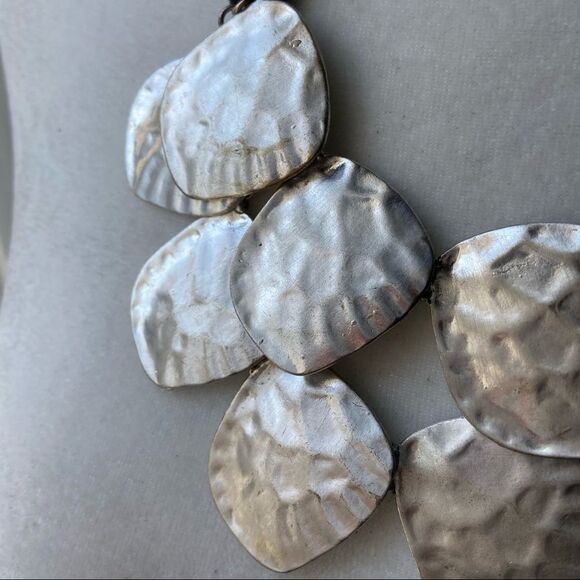 Hammered silver tone metal and fabric tie necklace - Picture 6 of 13